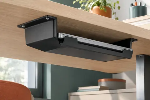 Support Mobilefox noir fixé sous un bureau, avec un ordinateur portable rangé à l’abri du plateau.